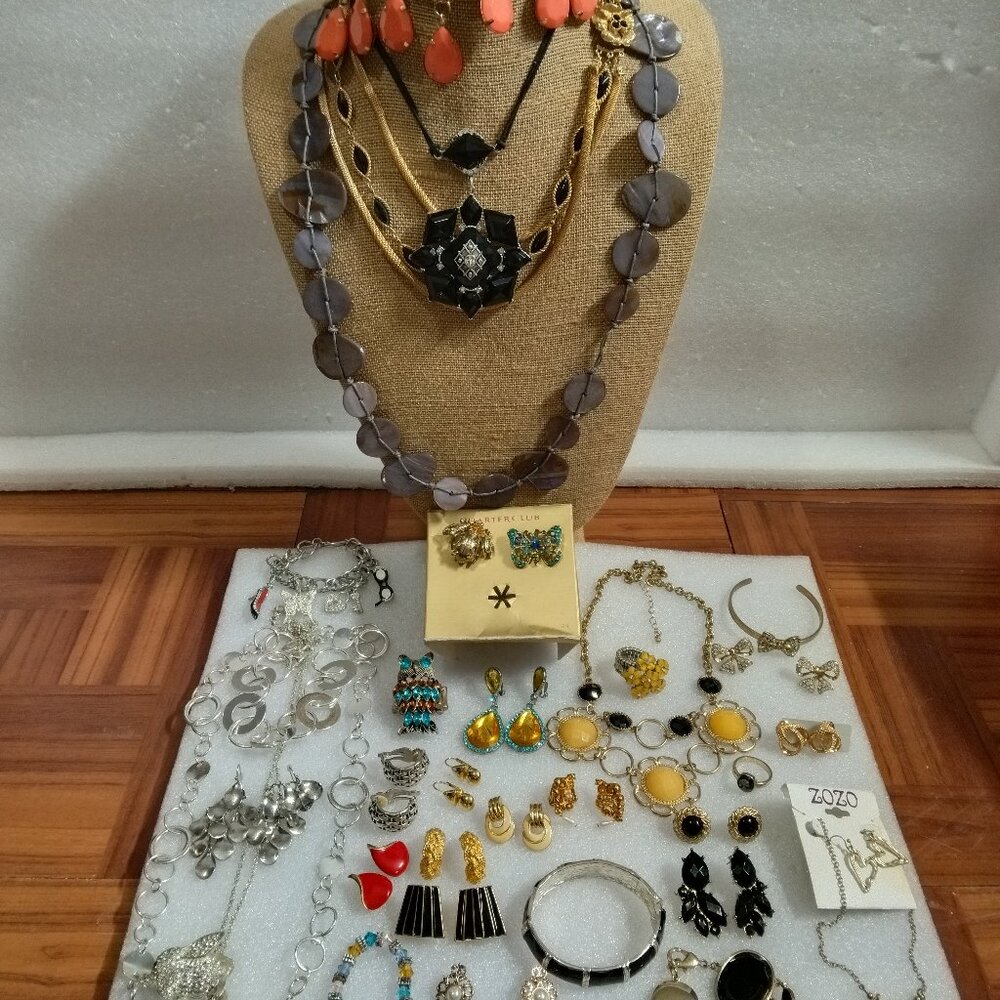 Fashion jewelry 33 pcs lot, necklaces, bracelets, brooches, rings, earrings